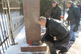 Игорь Батлуков вместе с учениками  школы №7 возложил цветы к памятнику Михаила Ревенко